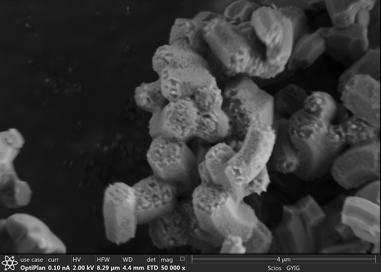 一种合成高纯度六方柱形二氧化硅纳米多孔材料的方法