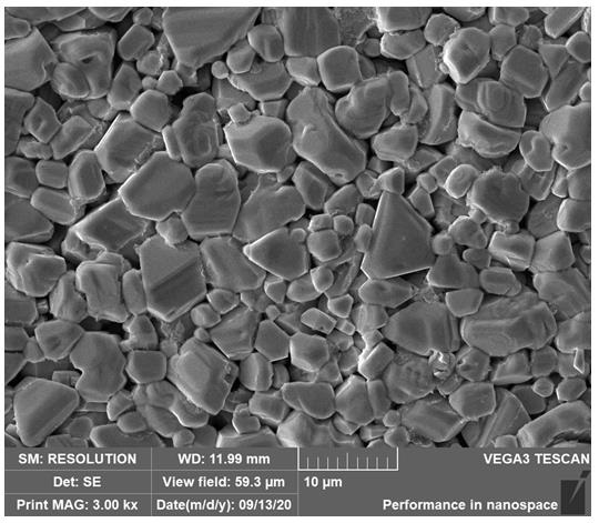 碳均匀分布的含晶粒抑制元素的非均匀双晶硬质合金及其制备方法