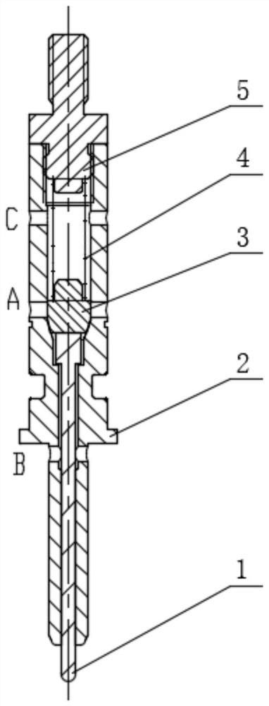 具有补偿接地插针的潜水器充油箱体及其操作方法